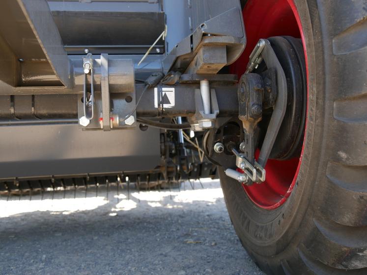 Le système de pesée des presses à balles rondes Fendt combine deux pesons sur l’essieu, un sur le timon et un capteur d’inclinaison.