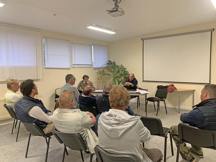 Lundi 17 juin, à Saint-Arnoult (Yvelines). Le conseil d’administration du syndicat local s’est réuni pour faire un point sur les sujets d'actualité.