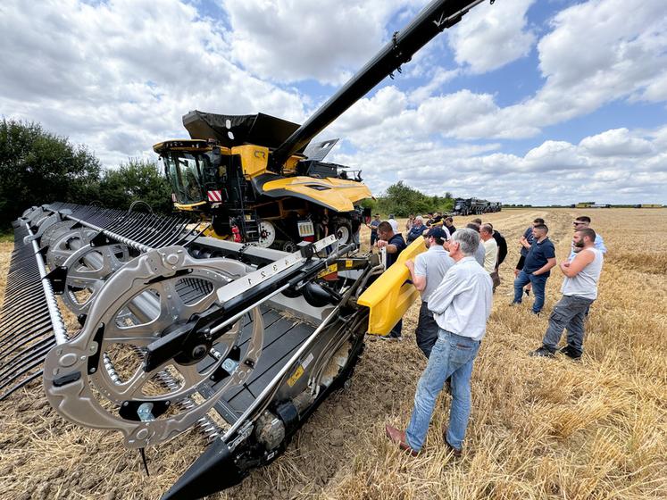 Mercredi 17 juillet, à Mainvilliers. Les performances exceptionnelles de la moissonneuse CR 11 de New Holland, ont intéressé les exploitants du secteur.