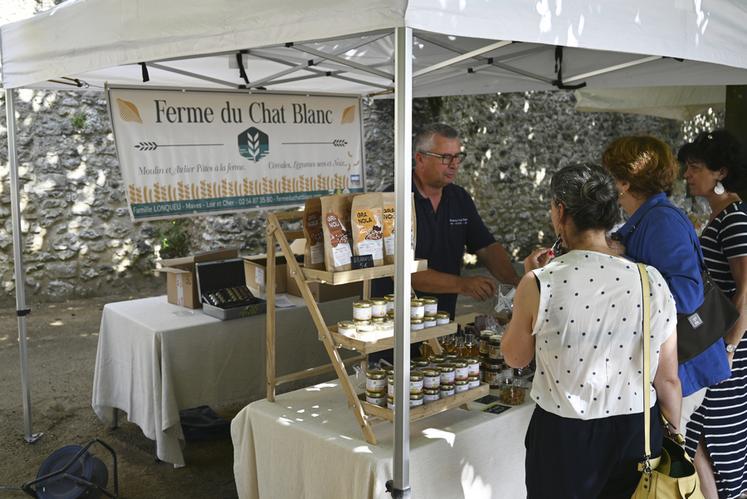 Dimanche 21 juillet, à Blois. De nombreux consommateurs ont arpenté les allées du marché à la rencontre des producteurs qui proposaient certains de leurs produits à la dégustation. 