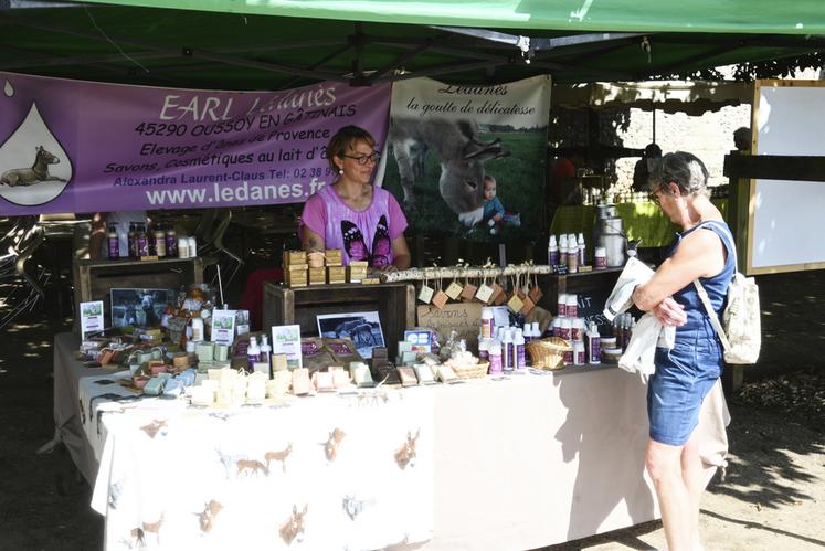 Des pâtes à tartiner, des fromages de chèvre, des fruits et légumes, ainsi que des savons et autres produits cosmétiques à base de lait d'ânesse étaient notamment proposés sur le marché. 