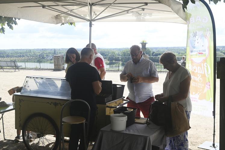 Au vu des températures en hausse, les nombreux visiteurs en ont profité pour s'offrir des glaces fabriquées artisanalement par le Gaec de la Pierre Cochée.