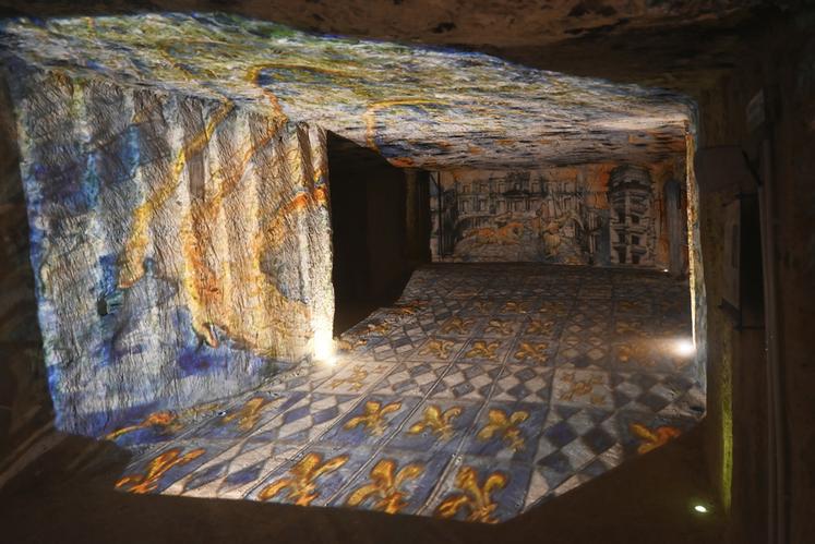 Au sein du parcours des lumières de la maison Monmousseau, les visiteurs sont immergés dans des caves troglodytiques mises en valeur par des œuvres lumineuses projetées sur les murs. 