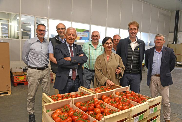 Après avoir échangé avec les représentants d'Interfel Centre-Val de Loire, la préfète de région et du département a pu visiter les entrepôts de  Mag-Fruits à Ingré.