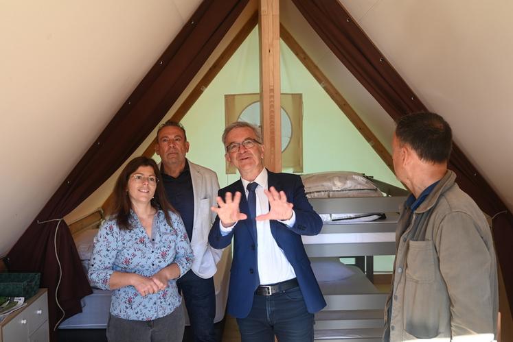 François Bonneau, président de la Région, accompagné de Marc Gricourt, maire de Blois et Christophe Degruelle, président Agglopolys ont visité le camping Les Cabanes du Tertre et rencontré sa gérante Marion Lehoux, mercredi 18 juillet dernier à Cour-Cheverny.