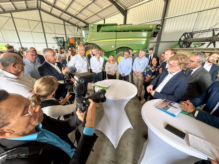 Le 29 juillet, à Sainville. Sous le hangar d'Éric Genty et le feux des médias, les OPA et les représentants syndicaux demandent au ministre Marc Fesneau (à d.) des mesures d'urgence pour soutenir le monde agricole.