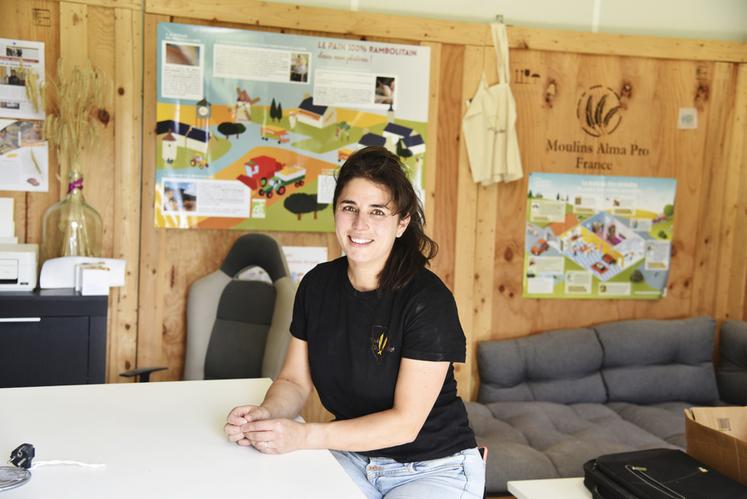 Magali Rocheteau a installé son bureau et son moulin dans un ancien poulailler de la Bergerie Nationale de Rambouillet (Yvelines). 