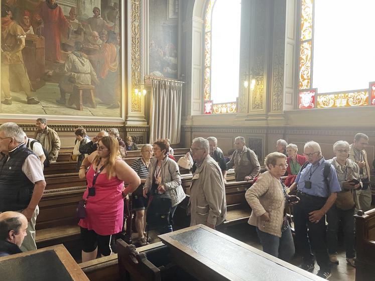 À Porto, les anciens découvrent le palais de la Bourse avec sa salle dorée couverte de feuille d’or et son salon inspiré de l’Alhambra.