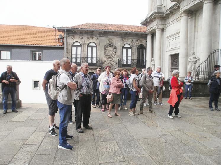 Le groupe sur le parvis de l’église Sao Francisco. Cet édifice mélange le gothique et le baroque et est composé de trois nefs avec cinq travées.