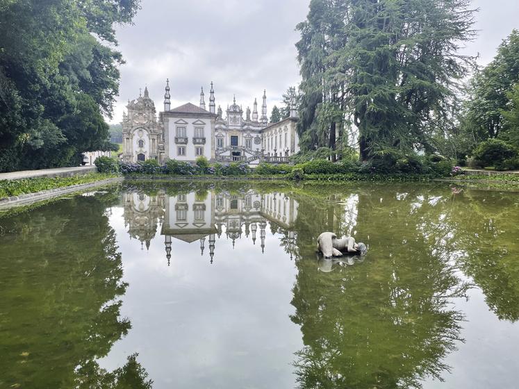 Le manoir Solar Mateus, demeure française, se reflète dans la pièce d’eau située devant celui-ci. La naïade endormie est aussi célèbre que la petite sirène à Copenhague. 