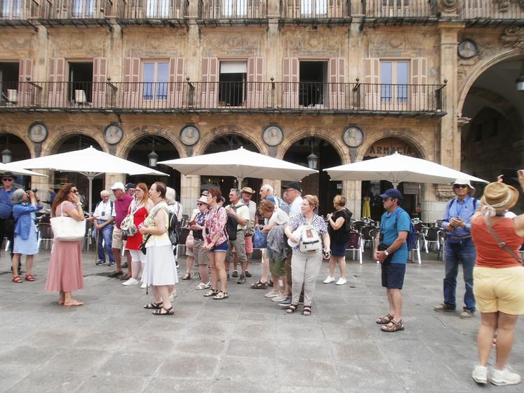 La place Mayor de Salamanque où siège la mairie est située au cœur de Salamanque. Des médaillons à l'effigie de personnages célèbres tels que Christophe Colomb, Le Cid, Francisco Franco, sont visibles sur l'ensemble des arcades ; il y en a 186. C’est l’endroit où aiment se retrouver les étudiants pour fêter leur diplôme.