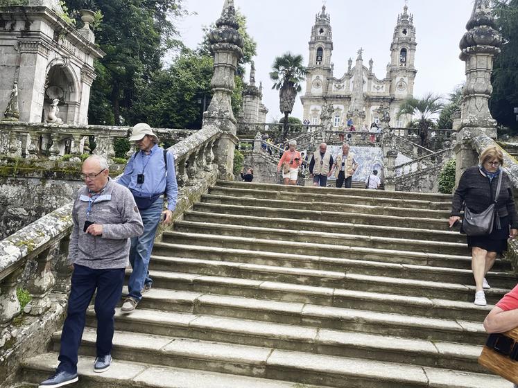 Notre Dame des Remèdes, sanctuaire baroque, surplombe la ville de Lamego du haut de ses 600 mètres. En empruntant ses 700 marches, les visiteurs peuvent admirer les azulejos qui ornent les neuf paliers.