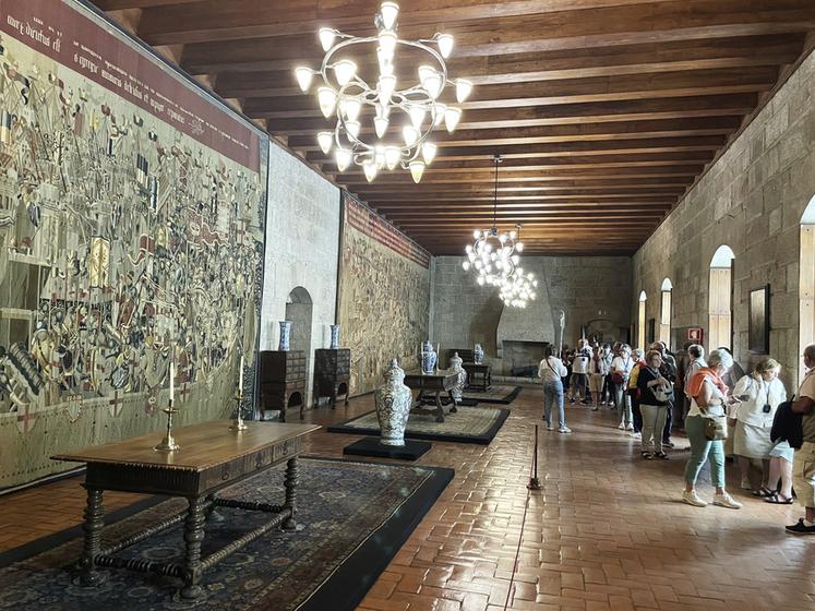 À l’intérieur du Palais des Ducs de Bragance à Guimaraes, le temps semble s’être arrêté au Moyen-Âge. Les salles s’articulent autour de la coursive centrale, elles dévoilent un aspect différent de la vie seigneuriale de l’époque.