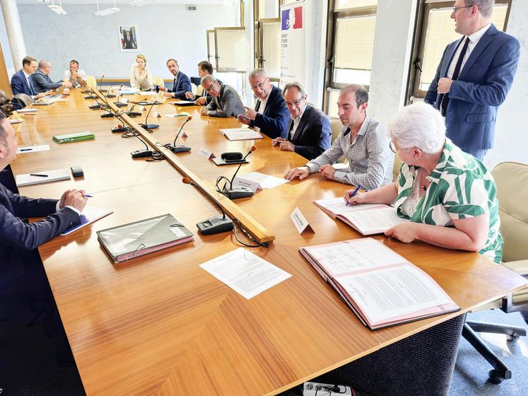 Le 29 juillet, à Chartres. L'ensemble des services contrôleurs, la Chambre, les syndicats, ont signé sous la houlette de l'État en Eure-et-Loir, la nouvelle charte des contrôles des exploitations.