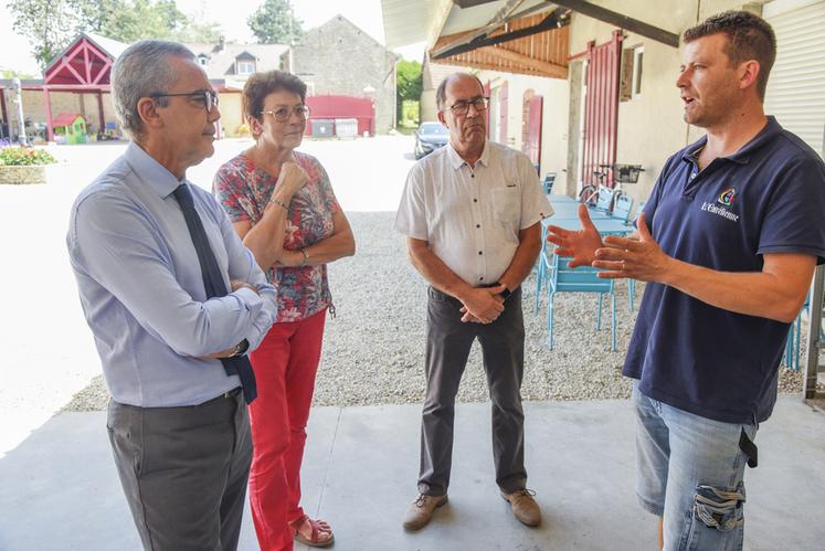 Le 30 juillet, à Sours. Aux côtés de sa mère Blandine et du maire de la commune, Jean-Michel Plault, le brasseur Vincent Crosnier (à d.) décrit au préfet (à g.) les difficultés de la période pour son activité et l'agriculture en général.
