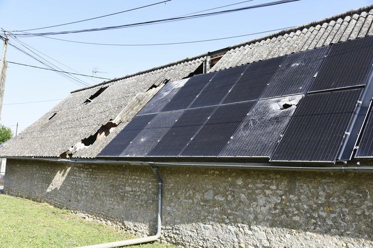 Dans le quartier de Villiers-le-Temple, les grêlons et le vent ont eu raison de certaines toitures et panneaux photovoltaïques.