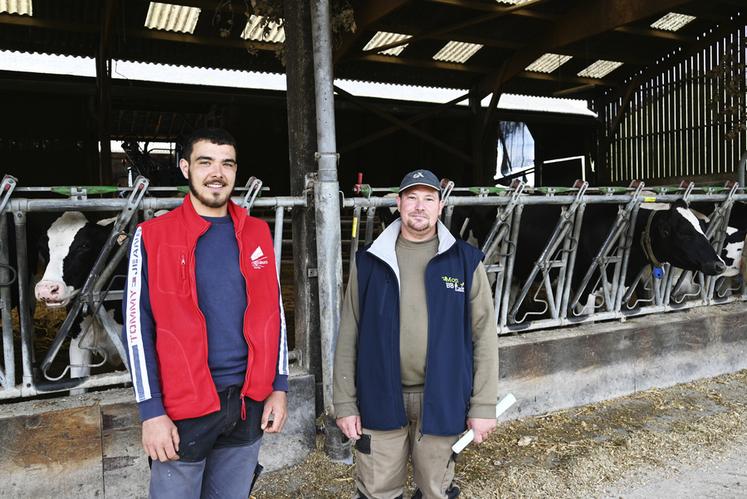 Romain Termeau (à g.) s'est installé en fin d'année dernière en association avec Anthony Chéron (à d.) au sein du Gaec des Chouettons, grâce à la préemption de la Safer du Centre, permettant ainsi de préserver un élevage laitier dans le département de Loir-et-Cher. 