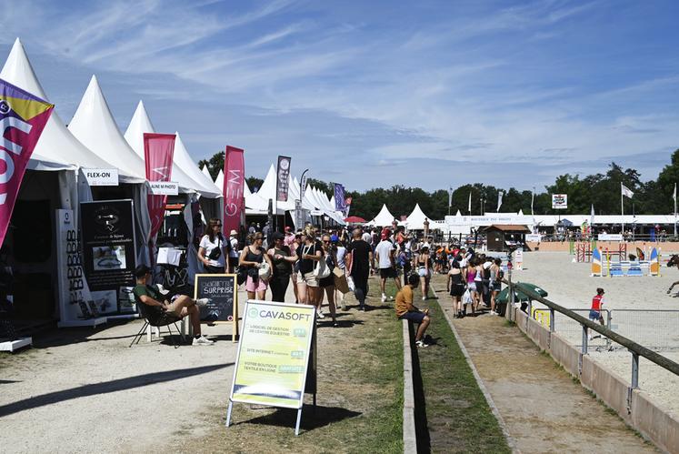 Plus de 130 exposants étaient présents durant les deux semaines de compétitions du 6 au 27 juillet. Les visiteurs ont ainsi pu arpenter ces nombreux stands dédiés à l'équitation. 