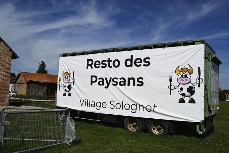 Plusieurs producteurs de Sologne se sont réunis pour créer des repas d'origine 100 % local durant le Générali Open au sein du Resto des paysans. 