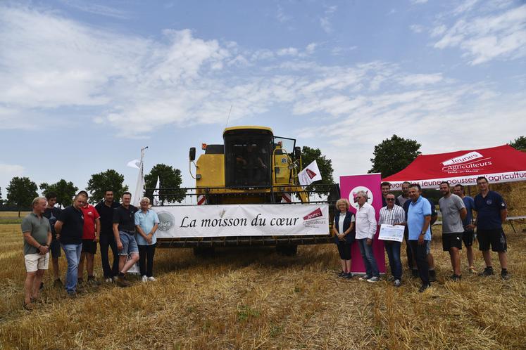 Darvault, mercredi 31 juillet. Les agriculteurs remettent le bénéfice de la moisson du coeur à l'antenne locale des Restos du coeur. 