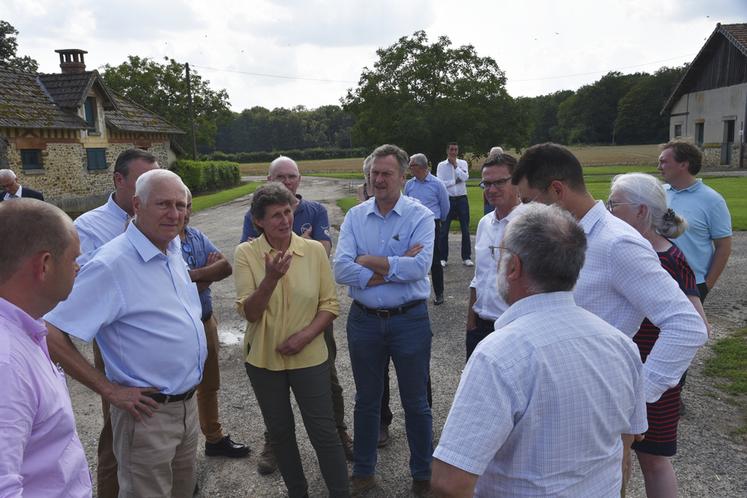 Les Chapelles-Bourbon, vendredi 2 août. Après des échanges au sein d'une grange, le préfet a visité le site de la ferme de Beaumarchais guidé par Brigitte Cant.