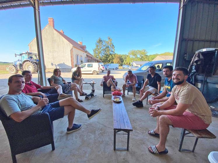 Au terme de la réunion, les élus ont partagé une soirée conviviale autour d'un barbecue.