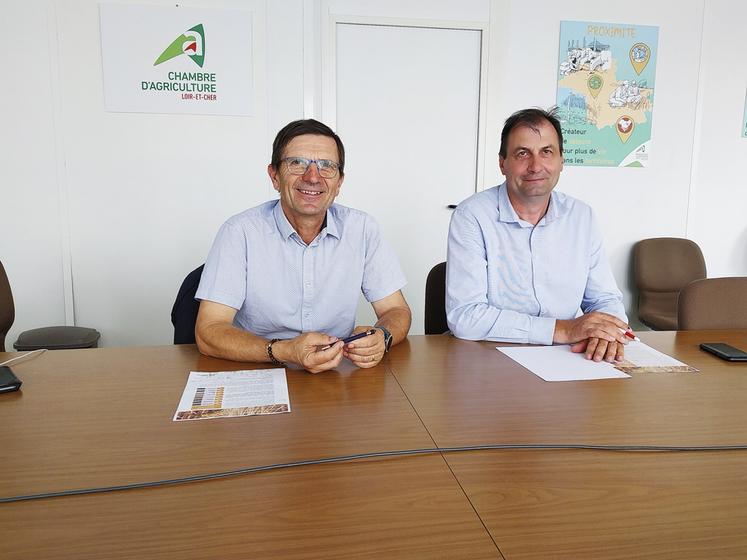 Mardi 20 août, à Blois. Philippe Noyau (à g.), président de la chambre d'Agriculture régionale et Arnaud Bessé, président de la chambre d'Agriculture de Loir-et-Cher dressent le bilan des moissons 2024.