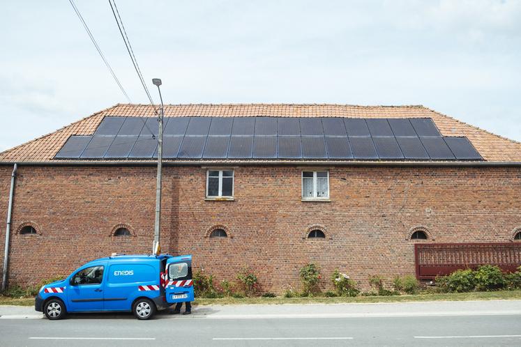 Un bâtiment peut être équipé de panneaux photovoltaïques pour aller vers une pratique d'autoconsommation collective.