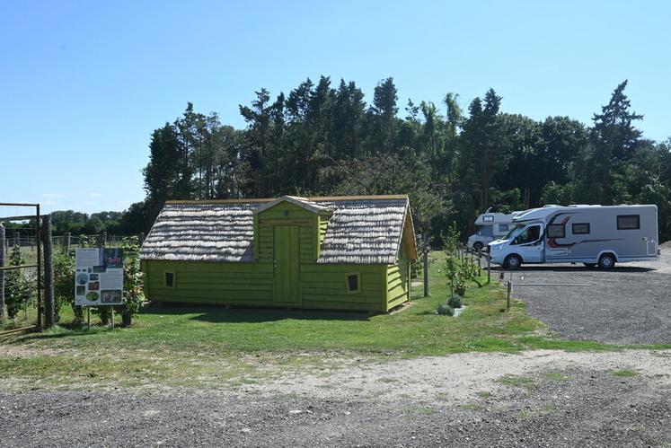 La ferme de l'étang à Epuisay accueille des campings-caristes grâce à quelques emplacements au sein de l'exploitation agricole et les gérants proposent aussi un logement atypique avec une cabane « féérique ». 