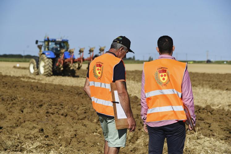 À quelques kilomètres du centre ville et des festivités, le comice a démarré samedi matin, avec l'ouverture des concours de labour de matériel récent et ancien. Une dizaine de pilotes étaient présents ainsi que bon nombre d'examinateurs.