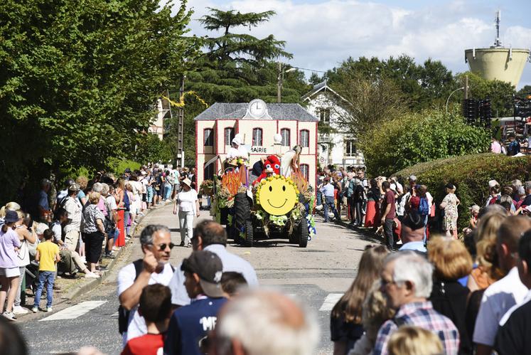 Dimanche 25 août, à 15 heures. La grande cavalcade a traversé le centre ville de la commune. Plusieurs centaines de visiteurs se sont déplacés pour découvrir les 19 chars fabriqués pour l'événement.