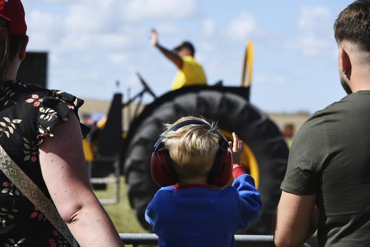 La tractor pulling attire toutes les générations : la preuve dans le public où beaucoup d'enfants étaient très attentifs à ce qu'il se passait sur le terrain.