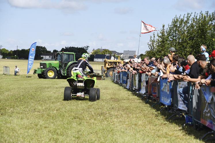 Un peu avant la compétition, Rémi Roux, cascadeur professionnel à moto et en quad, a fait une brève démonstration afin de faire patienter les visiteurs.