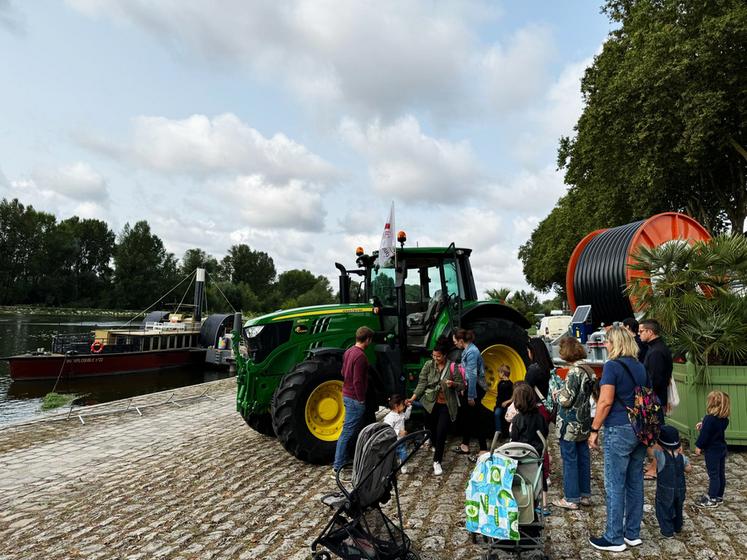 De nombreux enfants se sont fait prendre en photo dans le tracteur JA, face à la Loire.