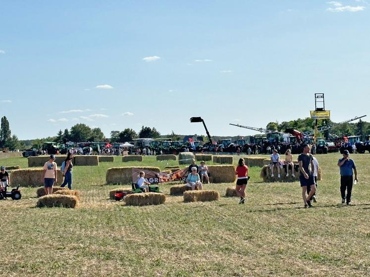 Animations familiales, matériel agricole, courses de moiss-batt-cross et épreuves de labour ont rythmé les deux jours de festivités organisés par les JA d'Indre-et-Loire.