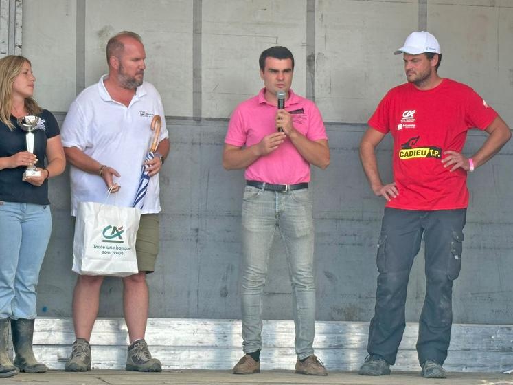 Xavier Maupoint (en rouge), président de JA 37, et Pierre Jubert (en rose), trésorier de JA CVL, ont chaleureusement remercié partenaires et concurrents.