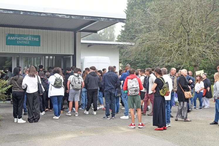 Le 2 septembre, à Sours. Les élèves de la nouvelle classe de 3e et ceux de seconde ont fait leur première rentrée à La Saussaye, dès lundi.