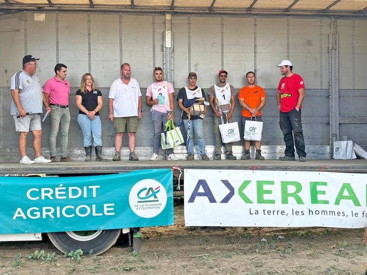 Dimanche 1er septembre, au Petit-Pressigny (Indre-et-Loire). L'ensemble des gagnants de la finale régionale de labour à plat et en planches ont été récompensés.