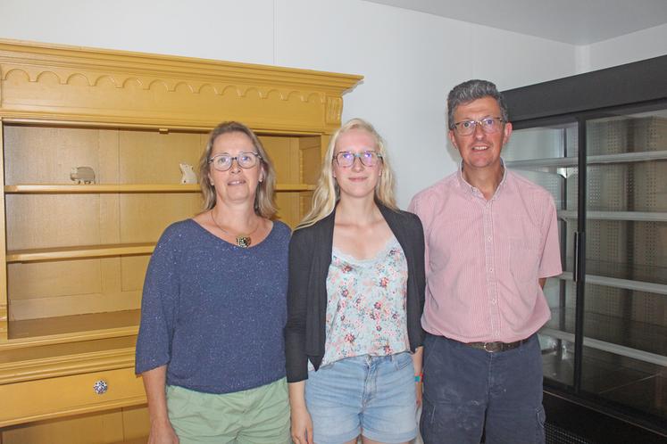 Fabienne, Ombeline et Olivier Caustier dans le magasin fermier qui n’attend qu’à être rempli avant l’ouverture ce samedi 14 septembre.