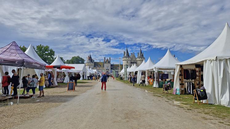 Après quelques heures d'intempéries, le soleil est revenu samedi midi pour réchauffer la commune de Sully-sur-Loire.