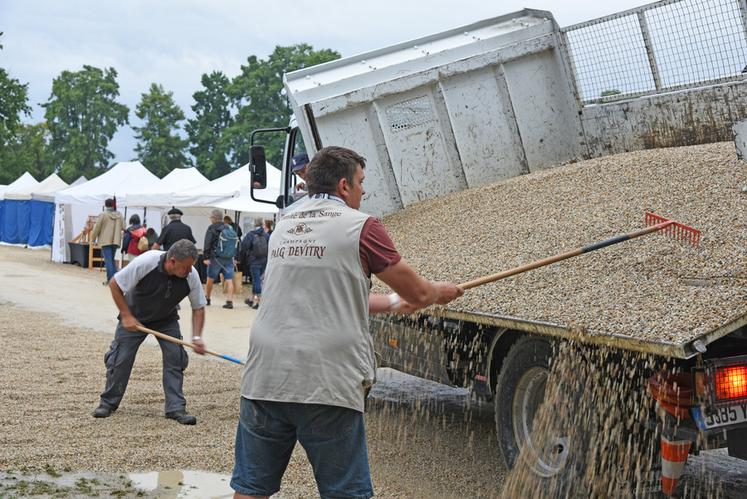 Afin d'accueillir les visiteurs dans de bonnes conditions, le comité d'organisation a dû faire venir en urgence des gravillons pour boucher les nids de poule creusés par la pluie dans les allées du parc.