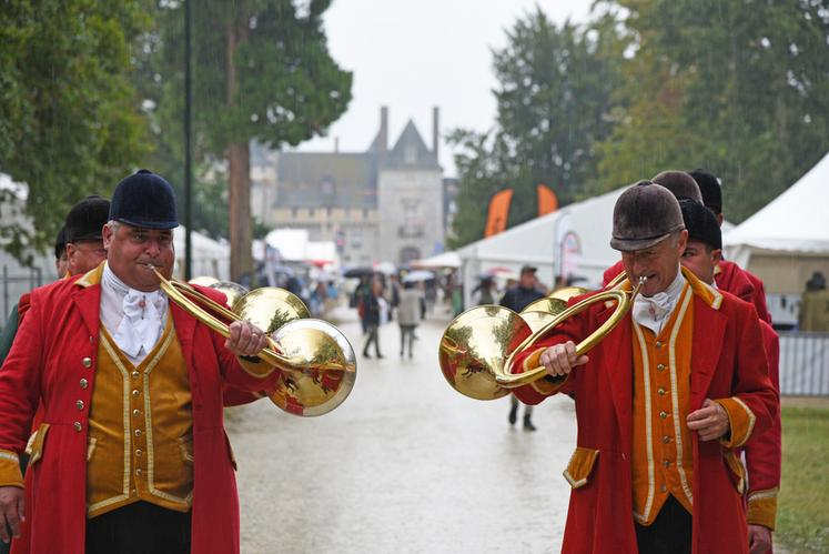 Samedi matin, avant l'inauguration officielle, c'est sous la pluie que les sonneurs de trompe ont fait retentir le son de leur instrument tout en déambulant dans les allées du château.