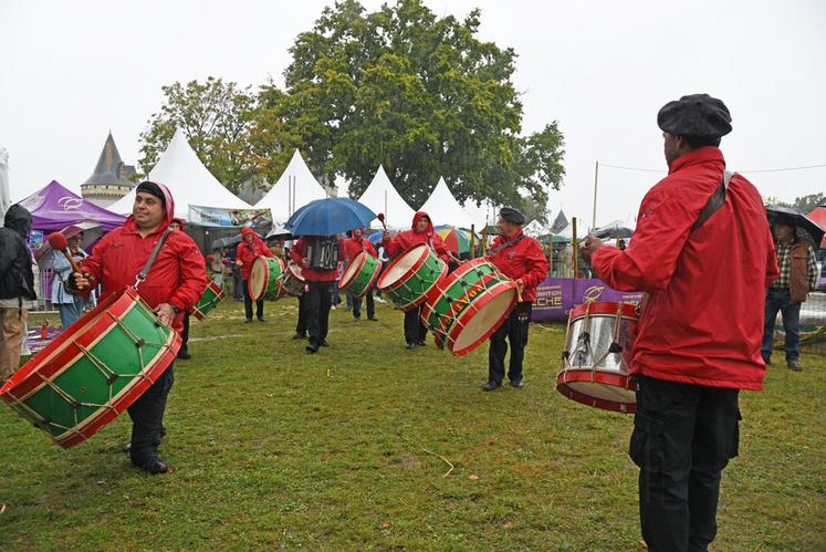 Trois groupes folkloriques ont fait battre les tambours portugais tout au long du week-end malgré une météo pluvieuse le samedi.