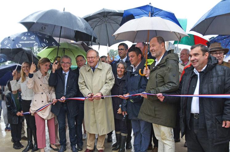 Samedi 7 septembre, devant le château de Sully-sur-Loire. Le sénateur de Seine-et-Marne, Pierre Cuypers, coupe le traditionnel ruban lançant officiellement la 27e édition de la Fête de la Sange.