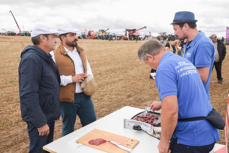 Le député et ministre démissionnaire Guillaume Kasbarian (à g.) a profité de la visite inaugurale pour adopter une belle casquette et goûter la viande de la démarche Éleveur et engagé sur le stand de la FNSEA 28.