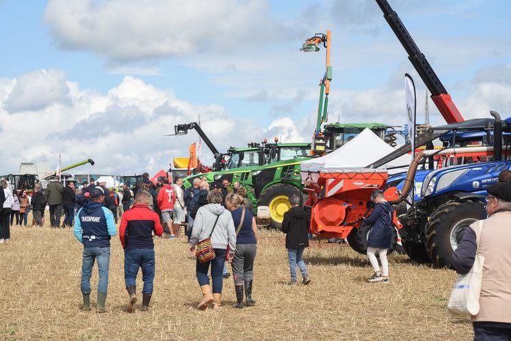Plus de 70 exposants ont pris place autour du circuit, dont de nombreux concessionnaires, pour le plus grand plaisir des amateurs de belles machines.