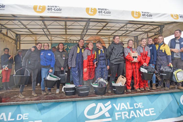 Le podium des manches féminines du moiss-batt-cross s'étoffe chaque année. La victoire est revenue à Chloé Bailleau (1re à d.), avec Tornade (Thiron-Gardais).