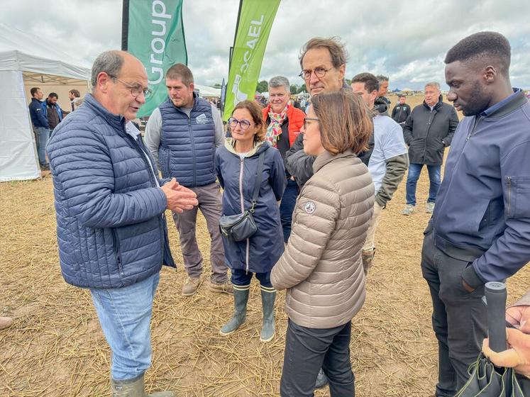 La visite inaugurale s'est arrêtée longtemps au stand Groupama. Son président, Emmanuel Lecomte (à g.), a expliqué les différents enjeux de l'assurance dans le contexte actuel.