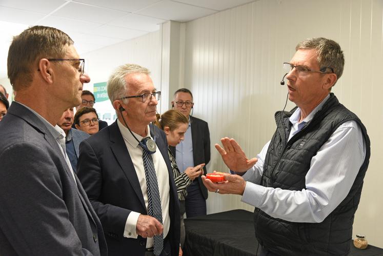 Avant de signer le Cap filière grandes cultures 2024-2028, Emmanuel Vasseneix, président de LSDH, a fait visiter le nouvel atelier d'extraction végétale Inové du groupe.