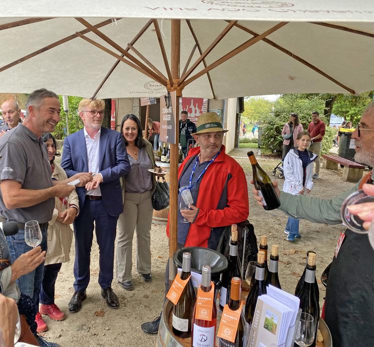 Cheverny, samedi 7 septembre. Marc Fesneau, ministre démissionnaire de l'Agriculture, est venu échanger avec les vignerons lors de la Fête des vendanges.